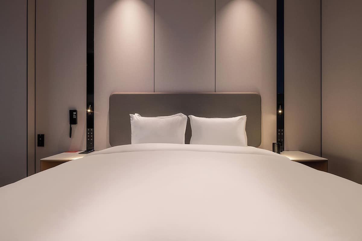 Premium bedding, down duvets, minibar, desk