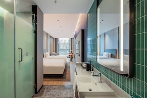 Habitación estándar, 2 camas individuales, vistas al río | Ropa de cama de alta calidad, edredones de plumas, minibar y escritorio