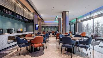 Café da manhã com buffet grátis todos os dias