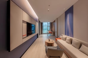 Suite, 1 habitación, vistas al río | Ropa de cama de alta calidad, edredones de plumas, minibar y escritorio