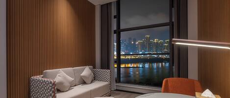 Premium bedding, down comforters, minibar, desk