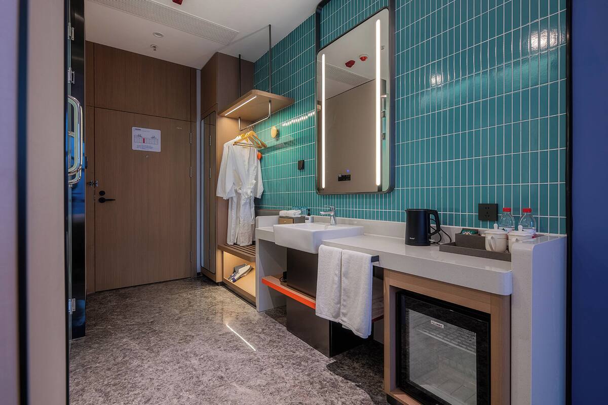 Ein modernes Badezimmer mit zwei Waschbecken, einem Spiegel und einer Duschkabine.