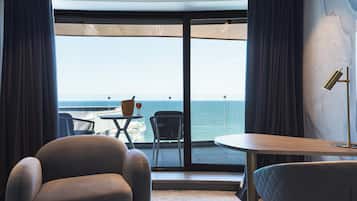 Suite, 1 Bedroom, Balcony, Lake View (Side Lake) | Premium bedding, pillowtop beds, minibar, in-room safe