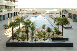 Innenpool, Außenpool (je nach Saison geöffnet), Sonnenschirme