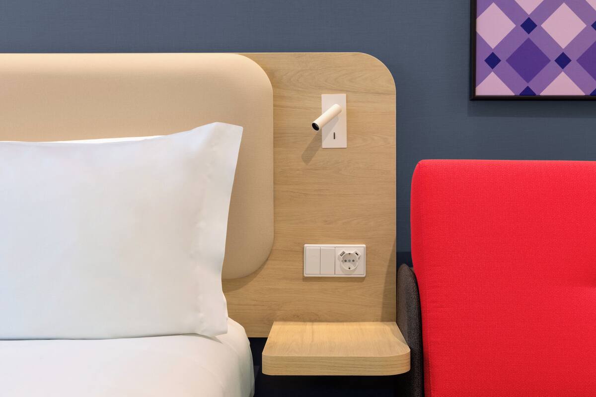 スタンダード ルーム クイーンベッド 1 台ソファーベッド付き (Free Breakfast) | セーフティボックス (室内)、WiFi (無料)、ベッドシーツ