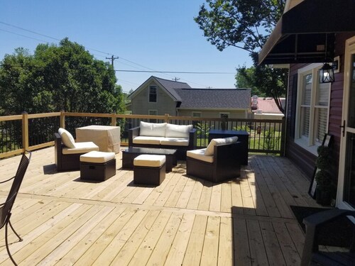 Wonderful Landrum Getaway with Hot Tub 4/2 home close to Tryon!

