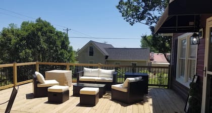 Wonderful Landrum Getaway with Hot Tub 4/2 home close to Tryon!