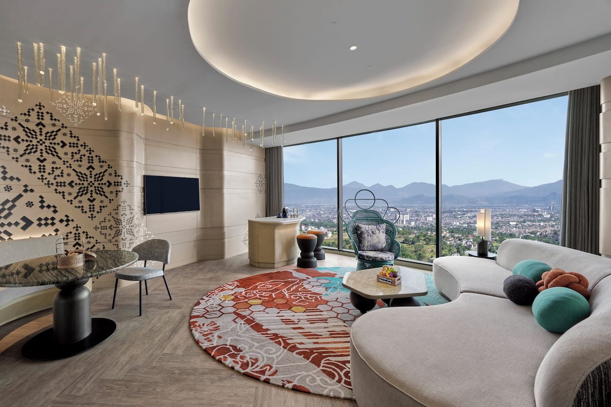 Suite, 1 Bedroom (Sky View) | Living room