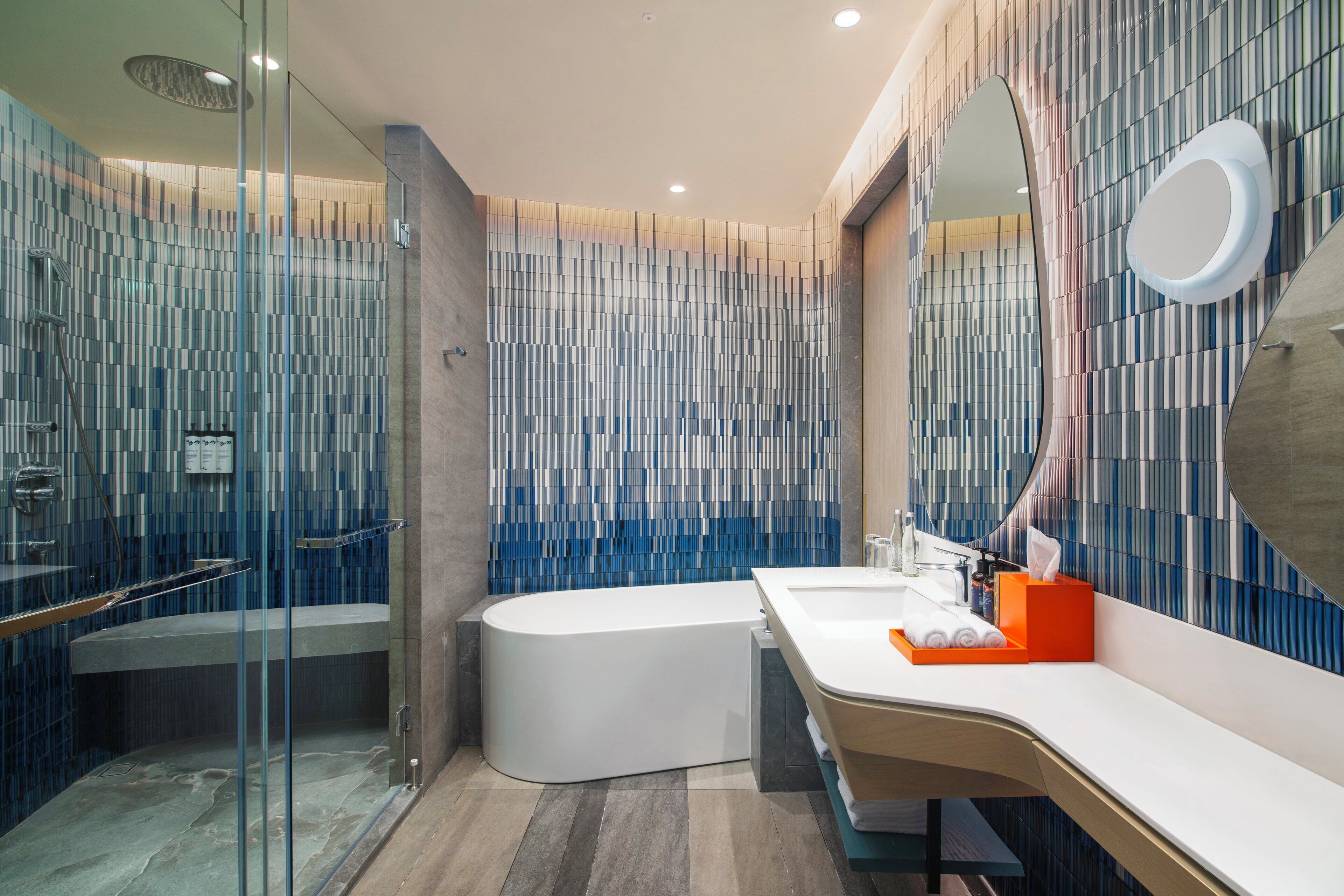 Suite, 1 cama de matrimonio grande, vistas a la ciudad | Baño | Artículos de higiene personal gratuitos, secador de pelo y albornoces