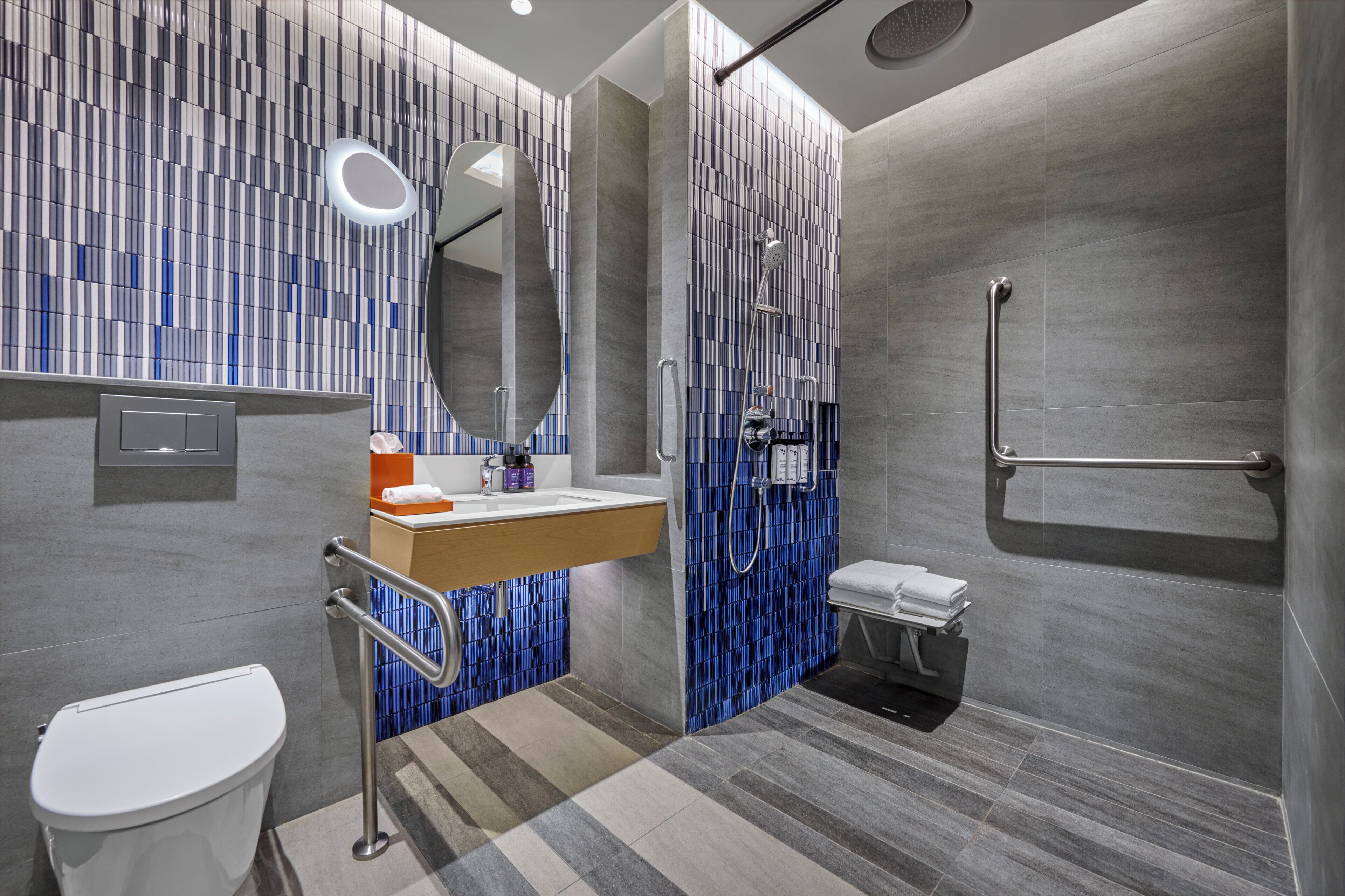 Ein modernes Badezimmer mit Dusche, Toilette und Waschbecken.