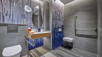 Ein modernes Badezimmer mit Dusche, Toilette und Waschbecken.