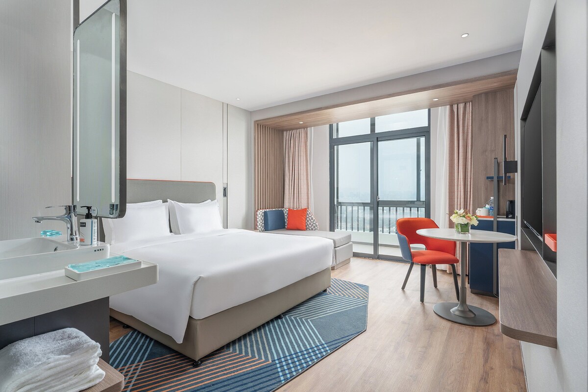 Luxe beddengoed, donsdekens, een minibar, een laptopwerkplek