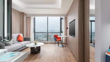 1 King Bed 1 Bdrm Suite Balcony | Premium bedding, down comforters, minibar, laptop workspace
