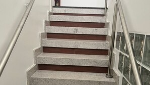 A staircase with granite steps and metal railings, leading to a door at the top. - Apto DE Luxo Standard 2 Quartos EM Caldas Novas (Olegário Pinto Caldas Novas)