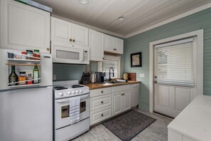 Een koelkast, een microgolfoven, een oven, een kookplaat