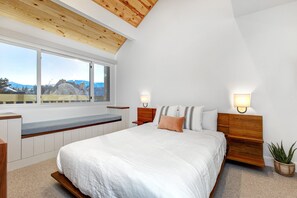 3 bedrooms, iron/ironing board, internet, bed sheets