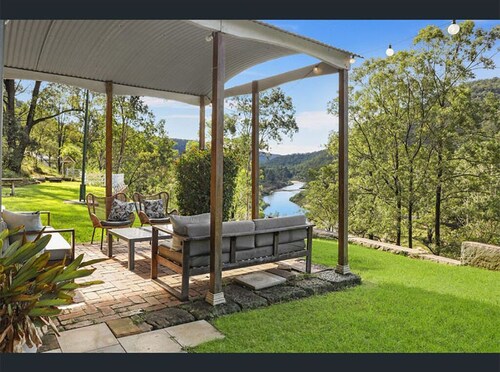 St Albans Courthouse - sleeps 8 with Pool