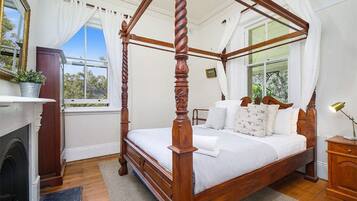4 bedrooms, iron/ironing board, WiFi, bed sheets