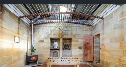 St Albans Courthouse - sleeps 8 with Pool