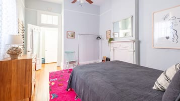 1 dormitori, escriptori i planxa i posts de planxar