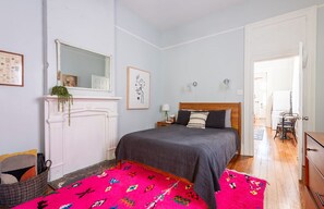 1 soverom, skrivebord, strykejern/-brett og reiseseng for barn