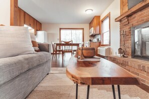 Smart TV, books - Hocking Hollows, cabin on 22 acres (Logan)