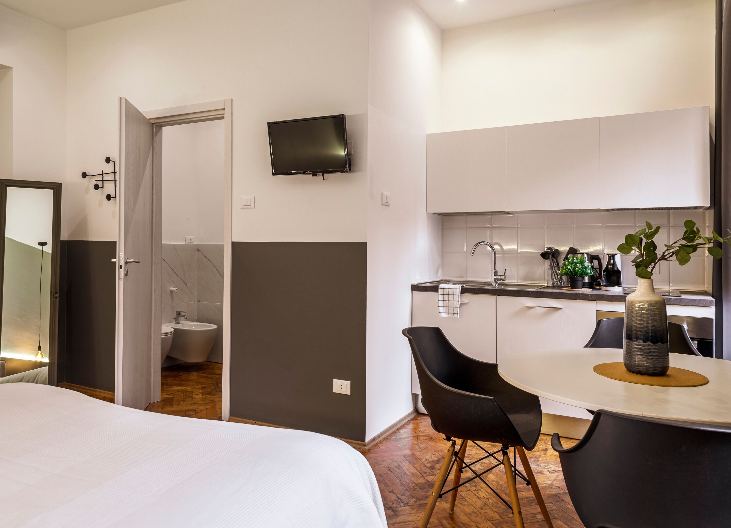 コンフォート ルーム | リビング エリア | 32 インチのLED テレビ (衛星放送視聴可)