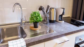 Comfort Room | Private kitchen | Mini-fridge, coffee/tea maker, electric kettle, cookware/dishes/utensils