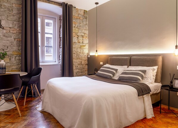 ห้องคอมฟอร์ท | 1 ห้องนอน, ผ้าปูที่นอนฝ้ายอียิปต์, เครื่องนอนระดับพรีเมียม, โต๊ะทำงาน