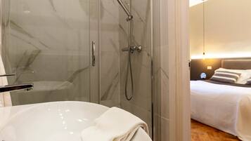 Comfort-Zimmer | Badezimmer | Dusche, kostenlose Toilettenartikel, Handtücher