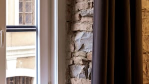 A window with a view of a brick wall and a building outside. - Ghiberti  - Romantic Studio in Trieste (Trieste)