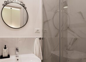 Quarto conforto | Banheiro | Chuveiro, produtos de toalete grátis, toalhas de banho 