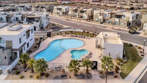 Zona residencial con casas modernas, piscina y aparcamiento.