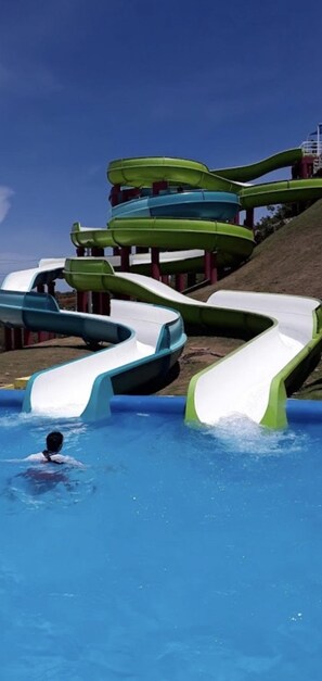 Ein Wasserpark mit mehreren Wasserrutschen.
