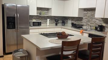 Kühlschrank, Mikrowelle, Herdplatte, Wasserkocher mit Kaffee-/Teezubehör