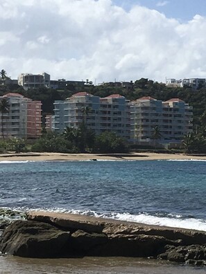 En la playa, sillas reclinables de playa, toallas de playa