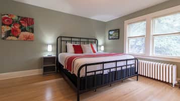 2 bedrooms, desk, WiFi