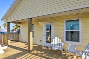 Terrace/patio - Cozy 3 Bedroom House - Steps from the Beach (Surfside Beach)