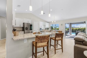 Fridge, microwave, oven, stovetop - Southern Exposure, Saltwater Pool - Villa Solaris - Roelens Vacations (Cape Coral)