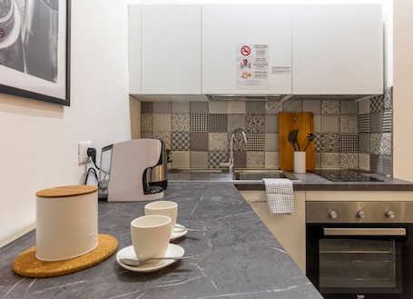 Refrigerador, horno, placa de cocina, cafetera/tetera