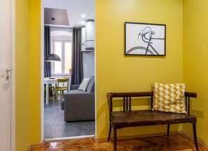 Habitación Confort | Zona de estar | Televisión LED de 32 pulgadas con canales por satélite