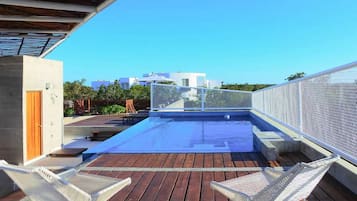 2 outdoor pools