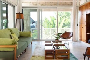 20-英寸液晶电视（配备数码频道）、Netflix、流媒体服务