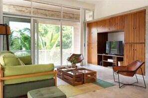 20-inch LCD TV with digital channels, Netflix, streaming services - Casa de Piedra Tulum (Tulum)