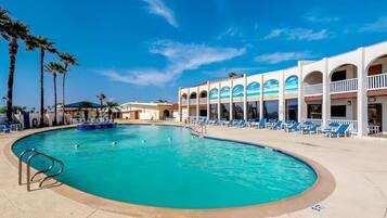 Alberca techada y alberca climatizada