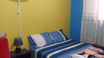 2 habitaciones, escritorio, tabla de planchar con plancha y wifi