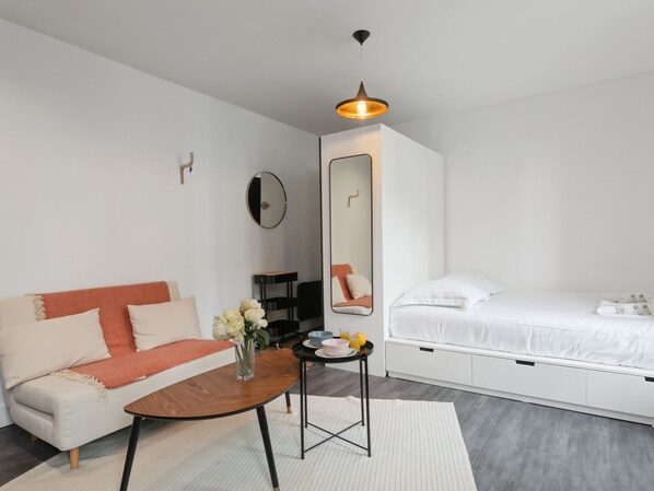 Een strijkplank/strijkijzer, wifi, beddengoed