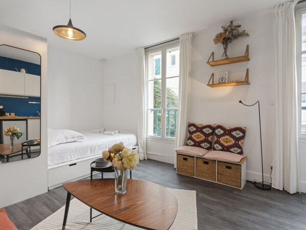 Iron/ironing board, WiFi, bed sheets