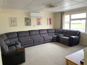 TV, lareira, livros, aparelho de som