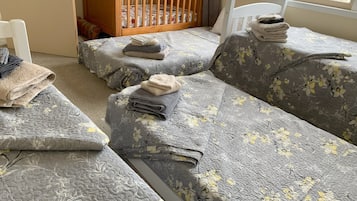 6 Schlafzimmer, Schreibtisch, Bügeleisen/Bügelbrett, Reisekinderbett